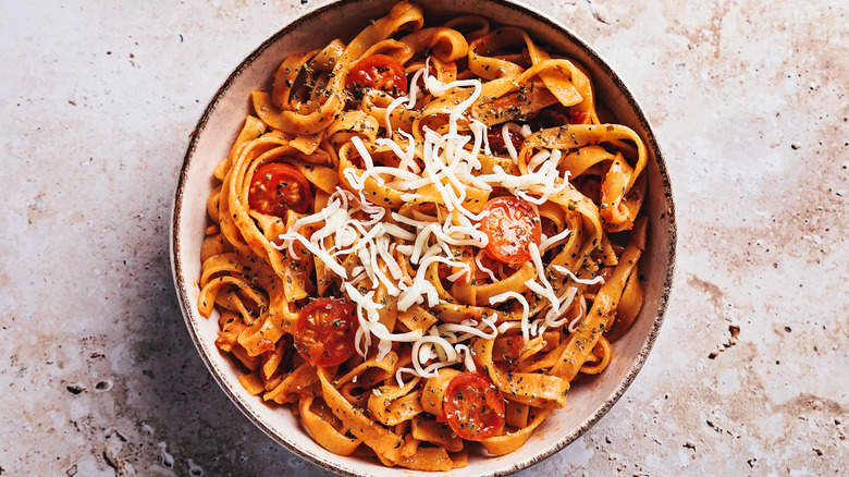 bol de pâtes aux tomates et au fromage