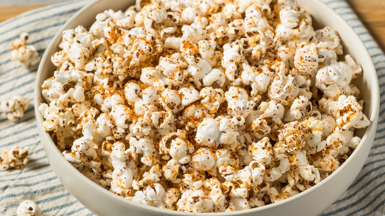 Un bol de pop-corn épicé