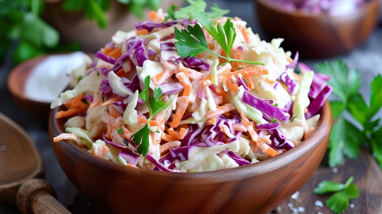 Salade de chou dans un bol de service en bois