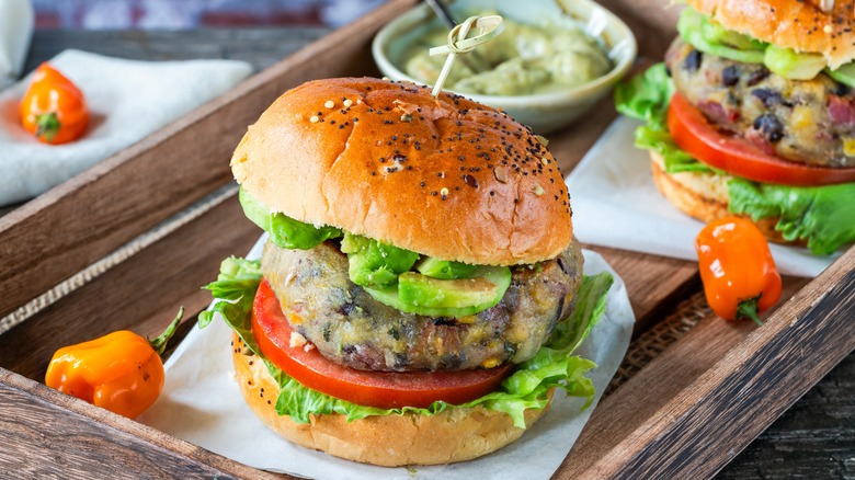 burgers aux haricots noirs accompagnés de sauce