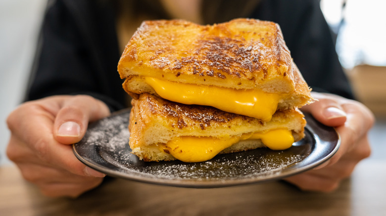 Pile de fromage grillé sur une assiette