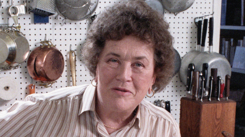 Julia Child dans sa cuisine