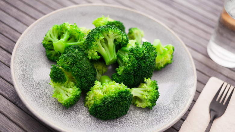 assiette de brocoli bouilli