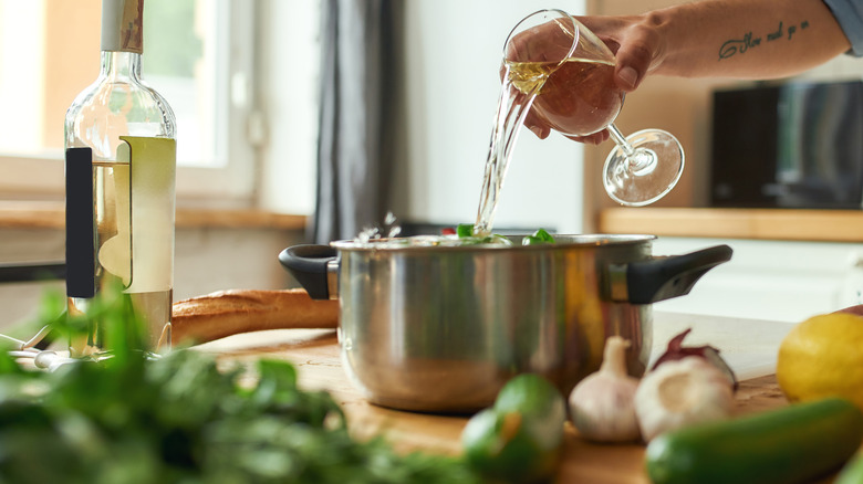 verser le vin dans la casserole de sauce