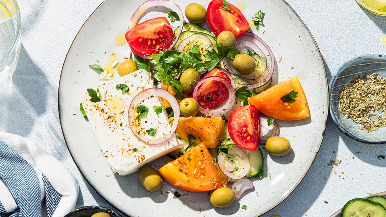 assiette de salade aux olives vertes