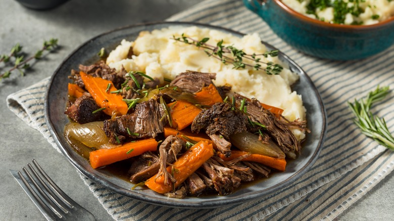 Rôti braisé aux carottes et purée de pommes de terre