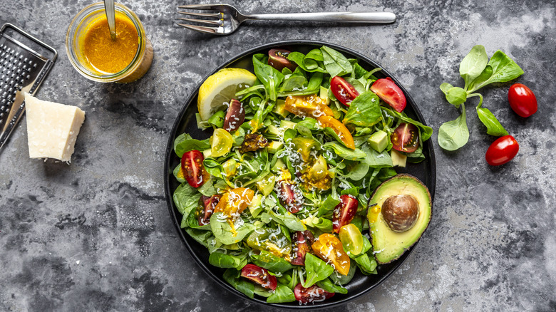 salade avec vinaigrette à côté