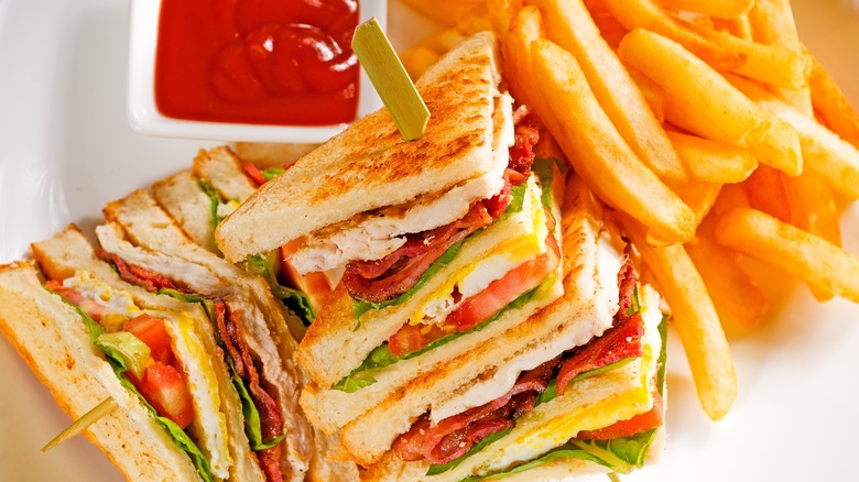 Club sandwich avec œuf