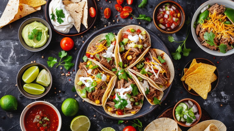 Plat de tacos avec garnitures