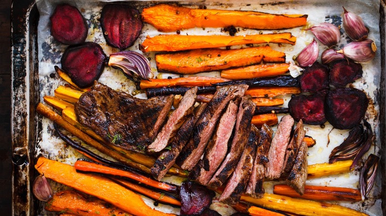 steak et légumes rôtis sur plaque à pâtisserie