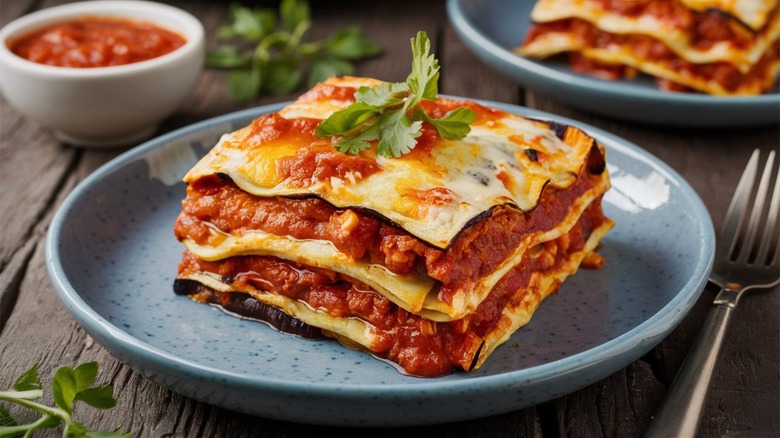 Lasagnes aux œufs sur assiette