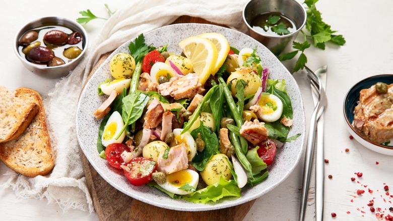 Bol de salade niçoise aux olives