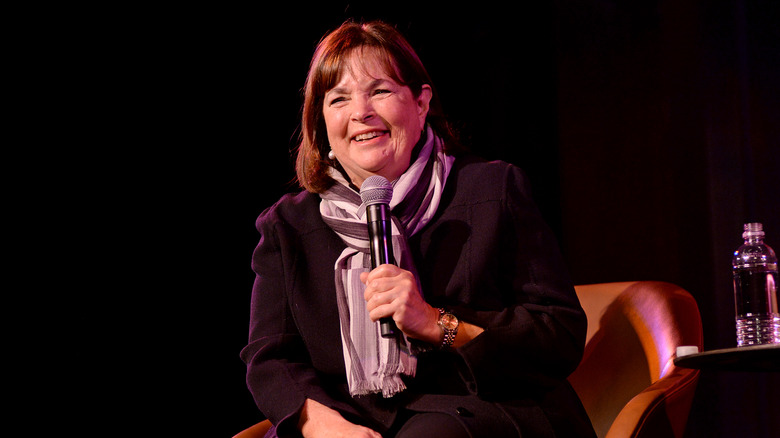 Ina Garten avec micro en main