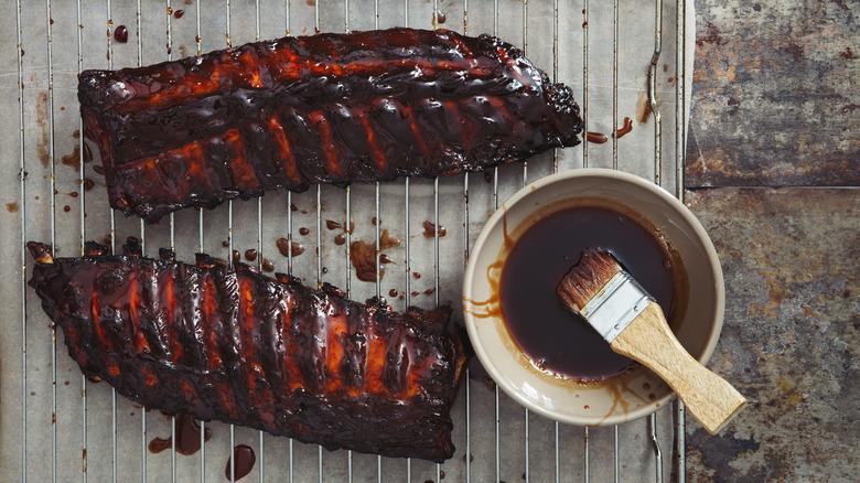 côtes levées et sauce barbecue