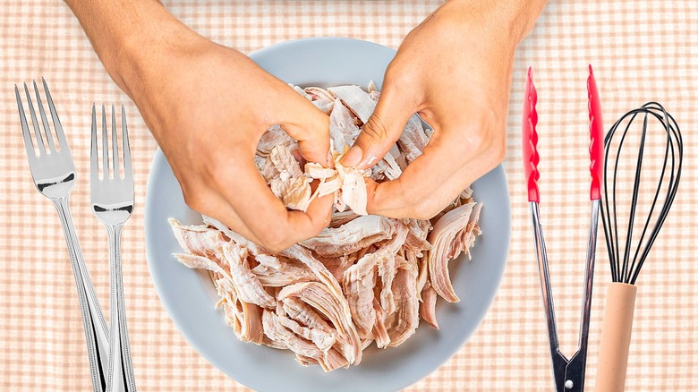 mains déchiquetant la viande fourchettes pinces