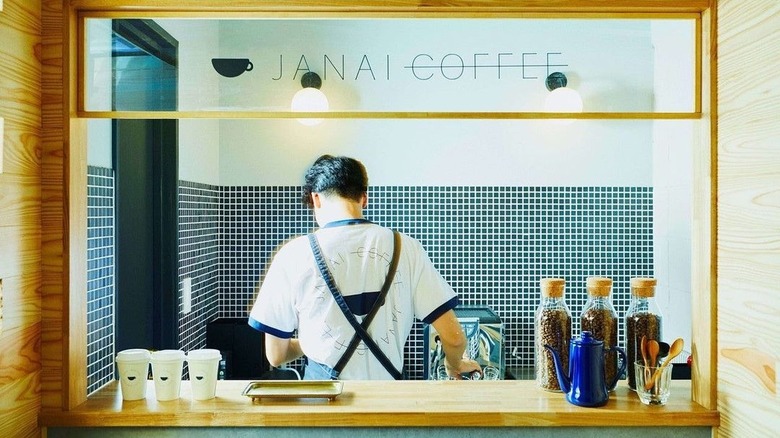 Employé travaillant chez Janai Coffee