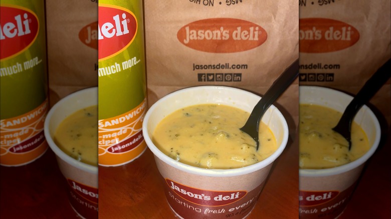 Bol de soupe au brocoli et au cheddar de Jason's Deli