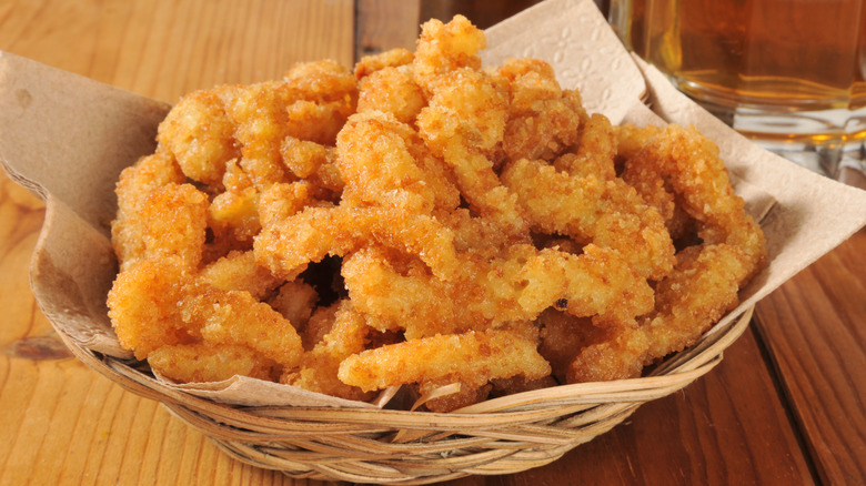 palourdes frites dans un panier