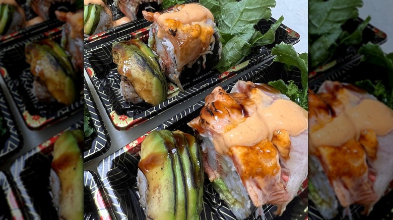 sushi dans une boîte à emporter