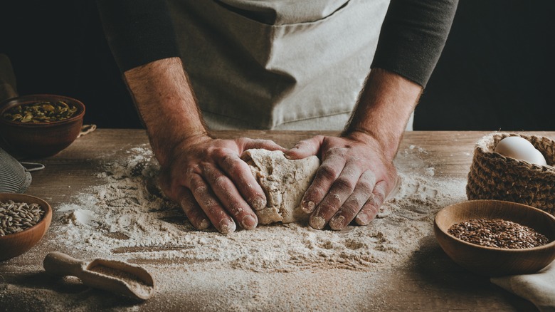 Pétrir la pâte sur le comptoir