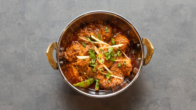 Poulet korma dans un bol en métal