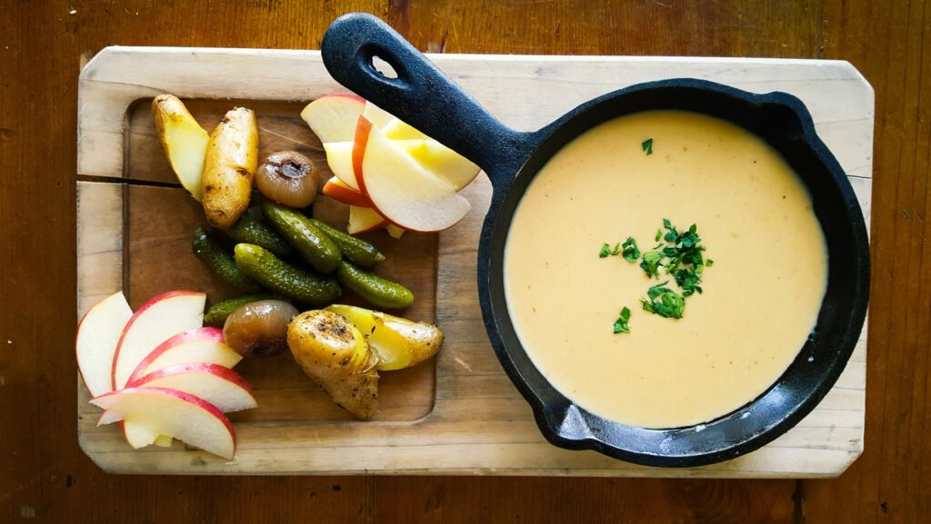 Donnez une touche vinaigrée à votre trempette au fromage en utilisant des cornichons à l'aneth coupés en dés