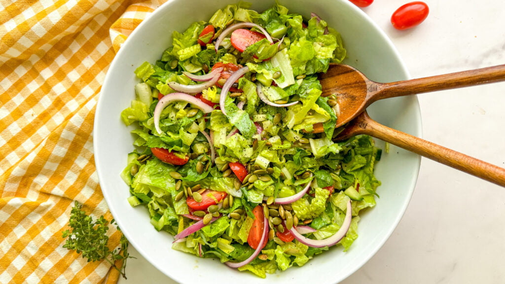 Recette de salade quotidienne avec vinaigrette aux herbes et au citron