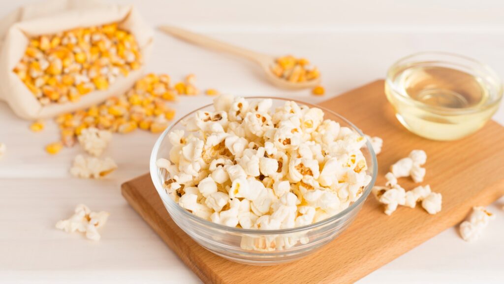 L'astuce pour obtenir le popcorn maison le plus croustillant est simplement d'utiliser plus d'huile