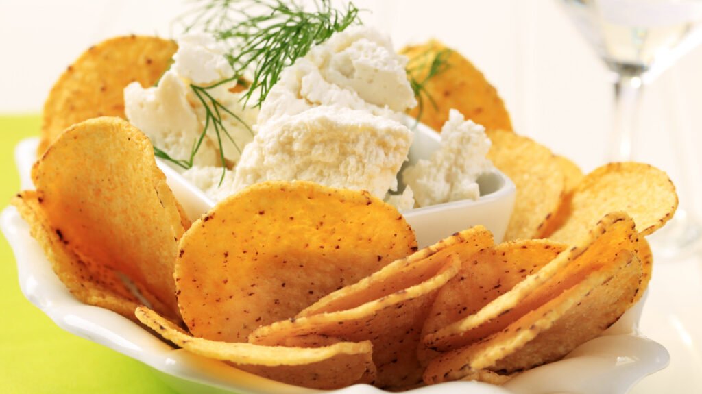 Les chips de pommes de terre sont idéales pour tremper dans du fromage blanc