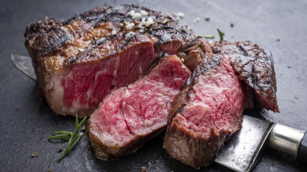 Réchauffez votre steak avec la méthode sous vide pour obtenir les résultats les plus juteux