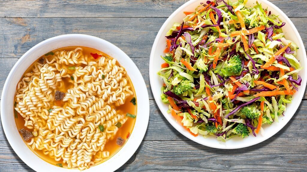 Transformez des ramen instantanés en un repas riche en légumes avec une salade de brocoli en sachet