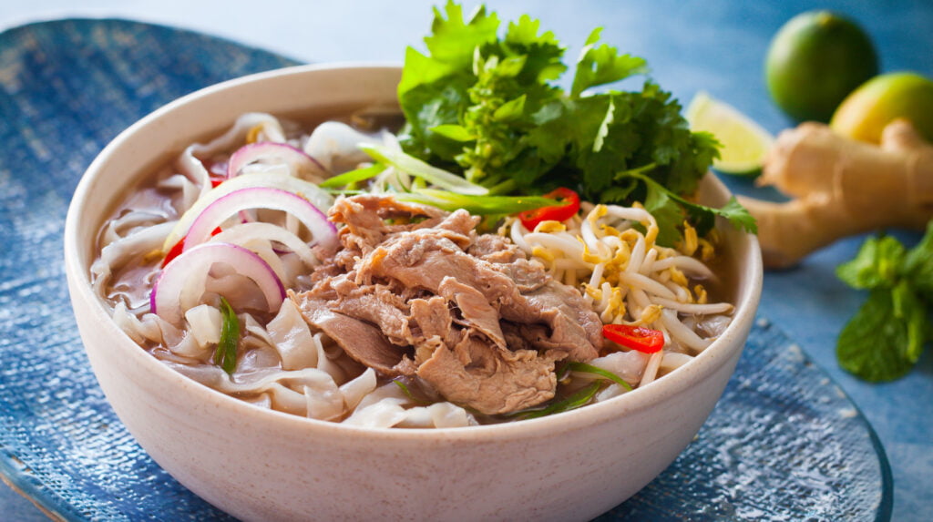 Pour le bouillon de pho le plus riche, les jarrets de bœuf sont la meilleure option