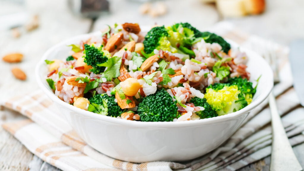 Réchauffez une salade froide avec un tas de restes de riz