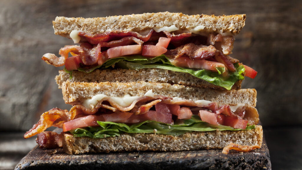 Donnez une touche acidulée à votre BLT avec des tomates marinées au vinaigre de vin rouge