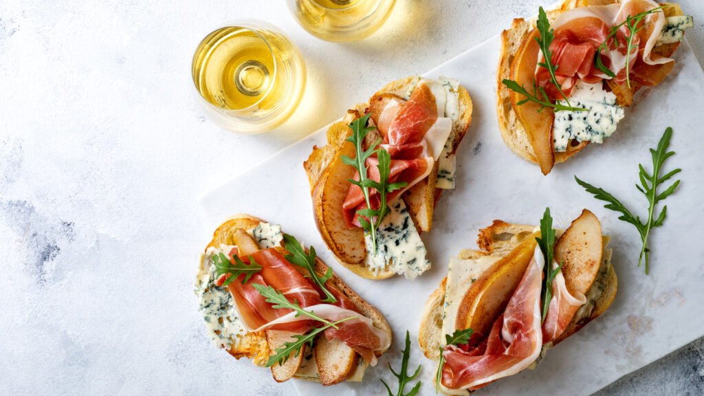 Les fruits rôtis sont un ajout sucré aux crostinis