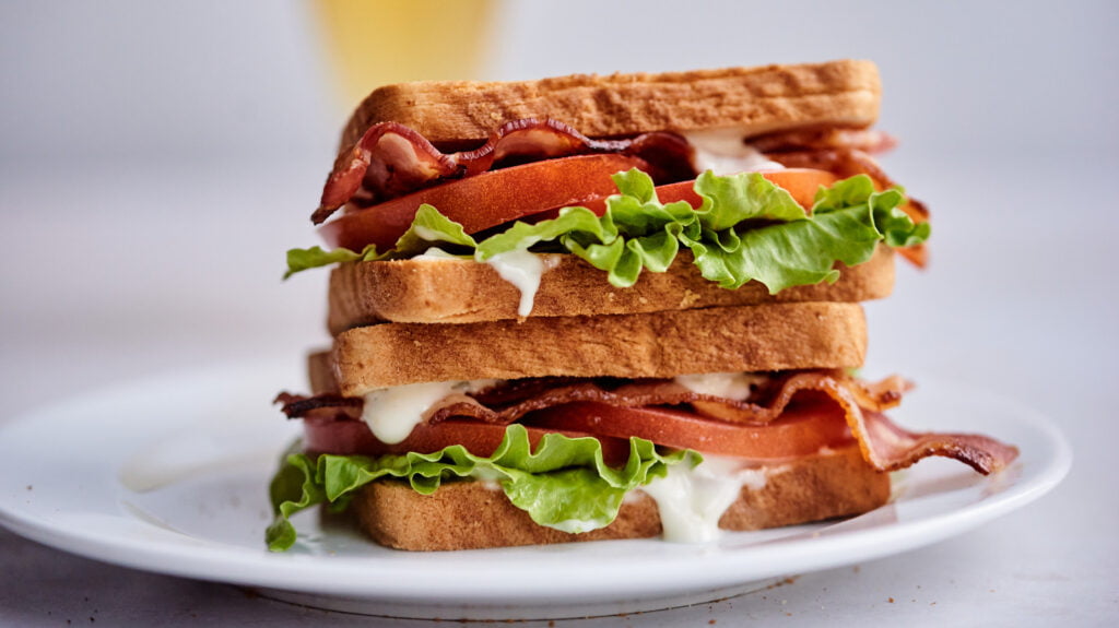 Du bacon caramélisé avec du miel chaud pour un BLT hors du commun