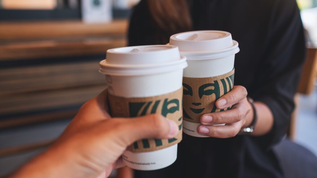 En quoi le Caramel Brulée Latte de Starbucks diffère-t-il de son Macchiato ?