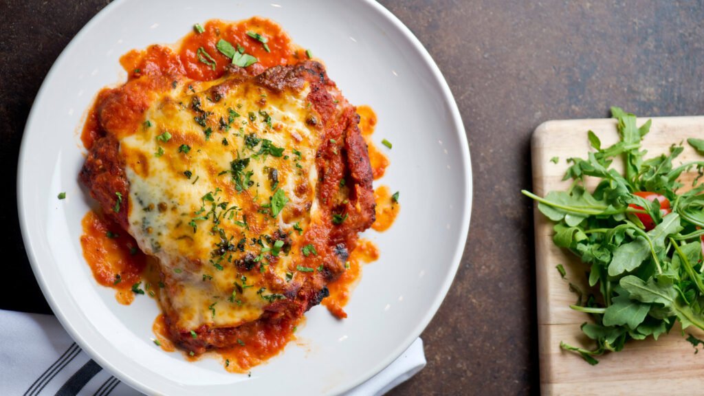 L'astuce sauce et fromage pour un poulet parmesan à la texture parfaitement croustillante