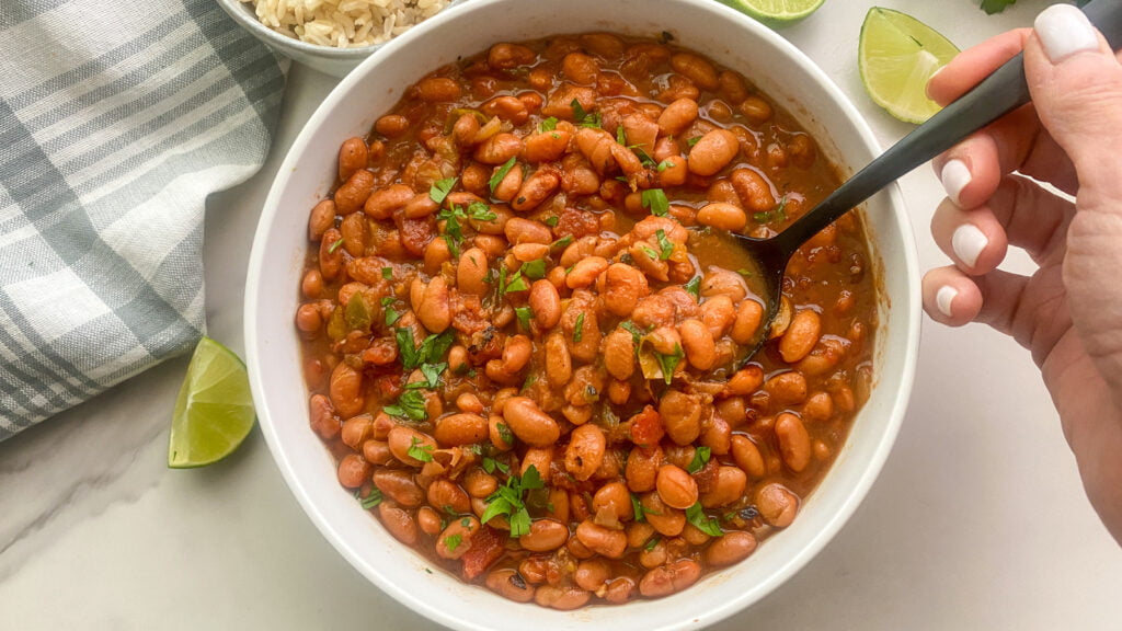 Donnez une touche d'épice aux haricots Pinto de l'Instant Pot avec des poivrons frais