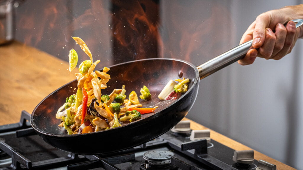 L'astuce facile pour mélanger les aliments dans un wok comme un pro