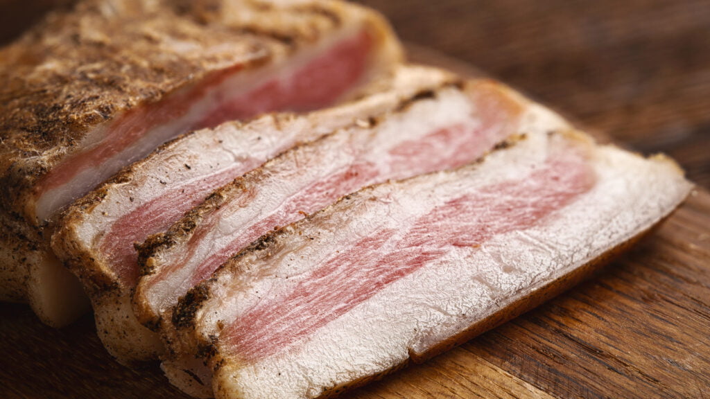 Faites cuire la bajoue de porc comme du bacon pour une version savoureuse du petit-déjeuner