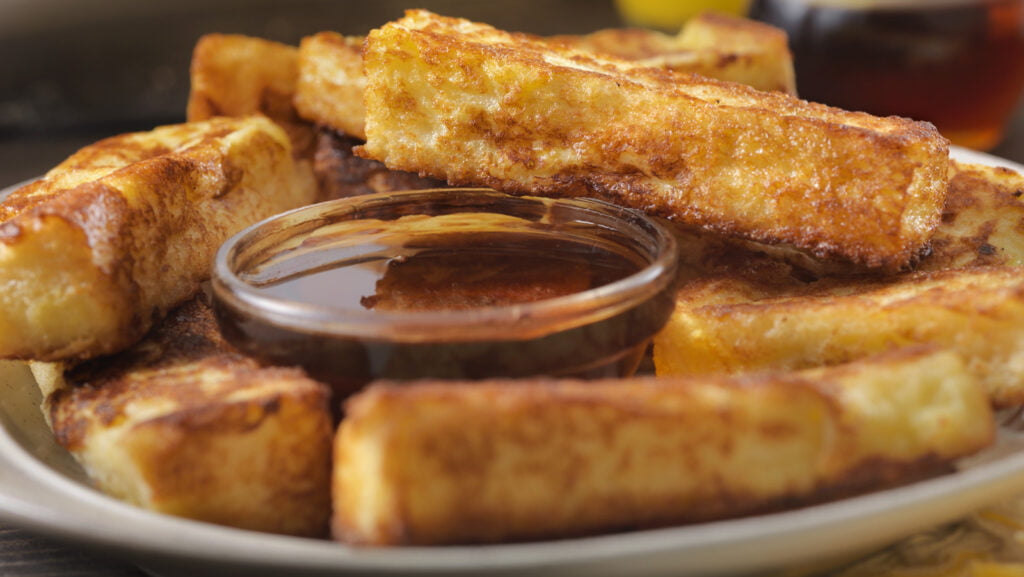 Donnez au pain perdu farci une touche crémeuse unique avec de la pâte de haricots rouges