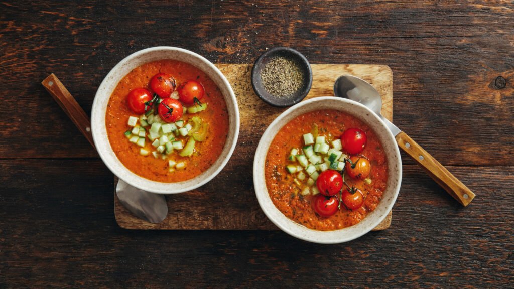 Rehaussez l'umami du gaspacho de tomates avec de la sauce de poisson