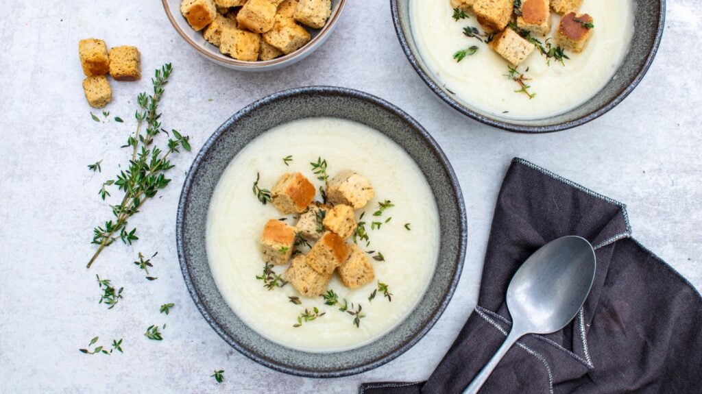 Beaucoup de fromage est la clé pour une soupe de chou-fleur épaisse et crémeuse