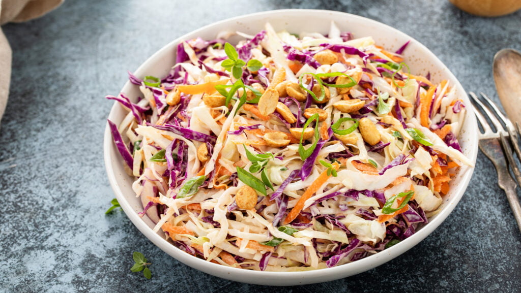 L'ingrédient acidulé qui égayera votre salade de chou est le cornichon à l'aneth