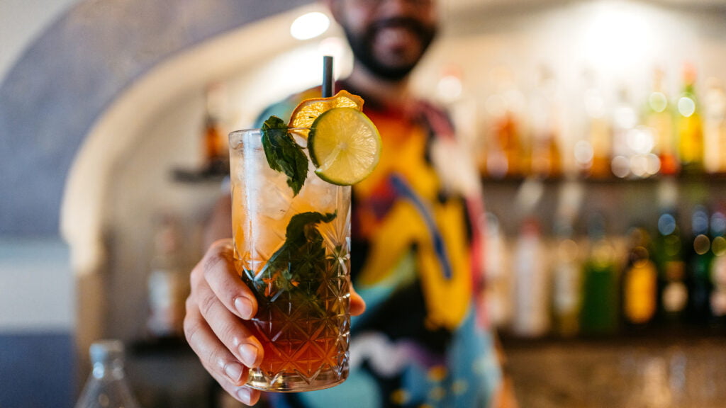 La bonne façon de demander une boisson surprise au barman