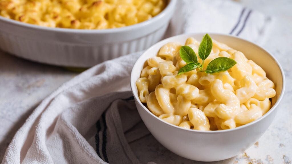 Faire bouillir des nouilles dans du bouillon de poulet pour un macaroni au fromage plus savoureux