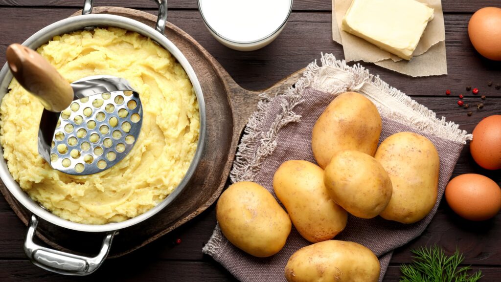 Ajoutez des jaunes d'œufs pour une purée de pommes de terre maison plus riche et plus crémeuse