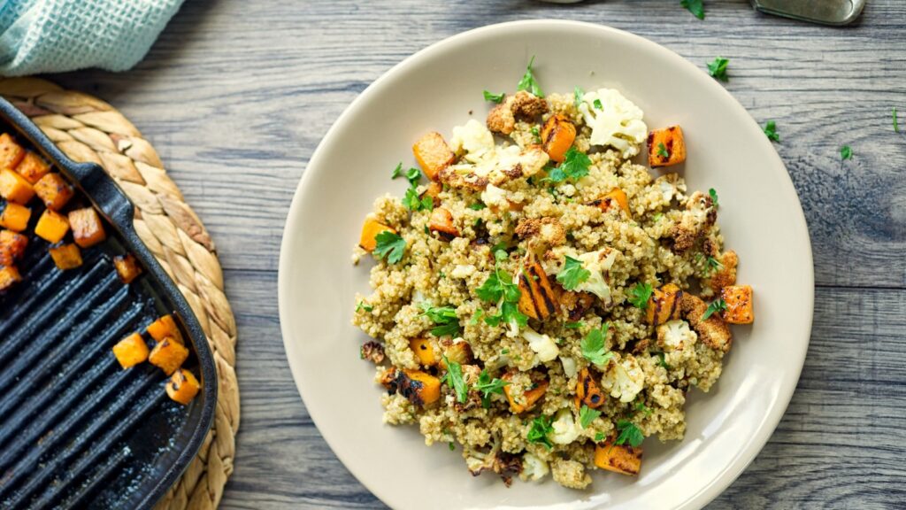 La façon la plus simple d’utiliser les restes de légumes rôtis est de les ajouter à votre prochaine salade