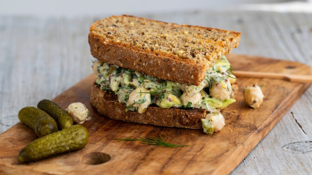 Préparez votre sandwich sur du pain au jus de cornichon pour une saveur acidulée à chaque bouchée